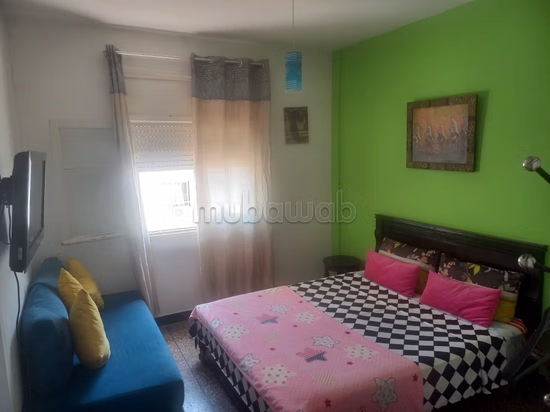Location d'un appartement à Agdal. 
1 chambre. 
Porte blindée, salon marocain