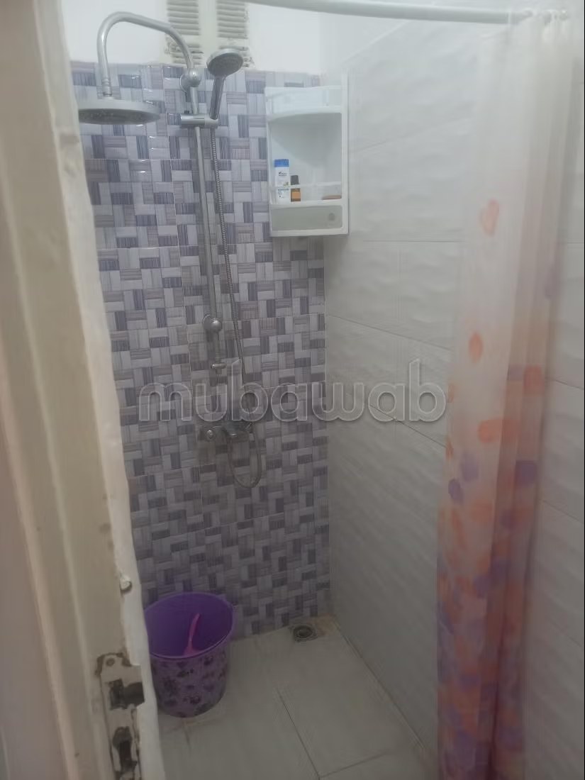 Location d'un appartement à Agdal. 
1 chambre. 
Porte blindée, salon marocain - Photo 6