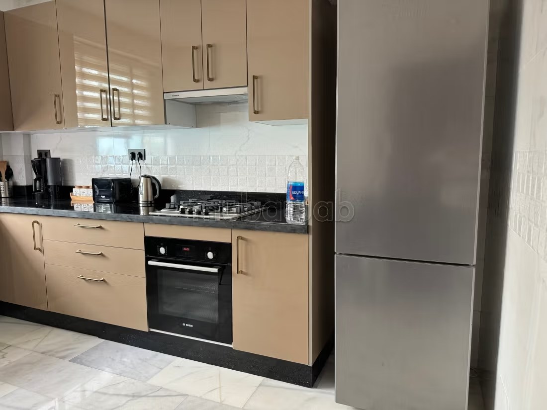 Location saisonnière à Founti. Résidence à 300 mètres de la plage 1 chambre. Places de stationnement et terrasse