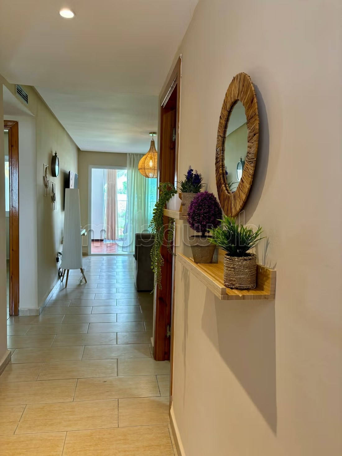 Location d'un appartement à Cabo Negro. Surface de 150 m². Belle terrasse et jardin