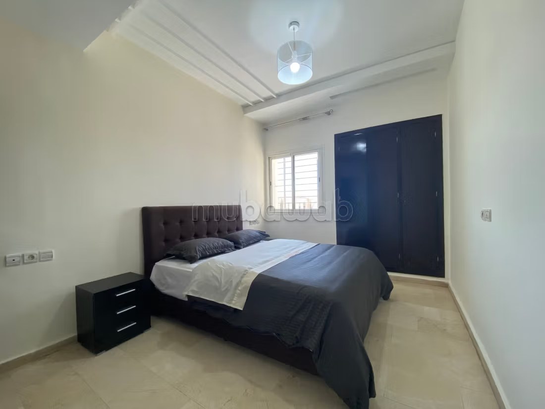 Location saisonnière à Agdal. 
Superficie 170 m². 
Salon traditionnel et système d'antenne parabolique - Photo 3