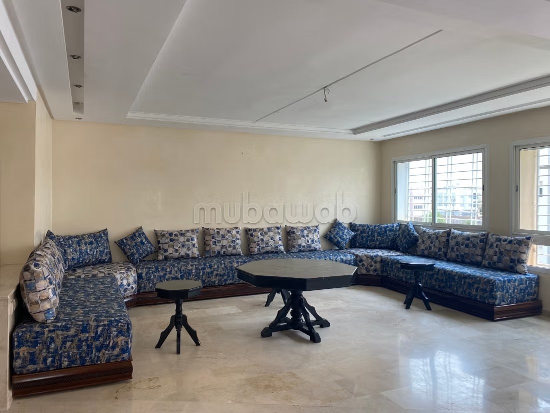 Location saisonnière à Agdal. 
Superficie 170 m². 
Salon traditionnel et système d'antenne parabolique - Photo 5