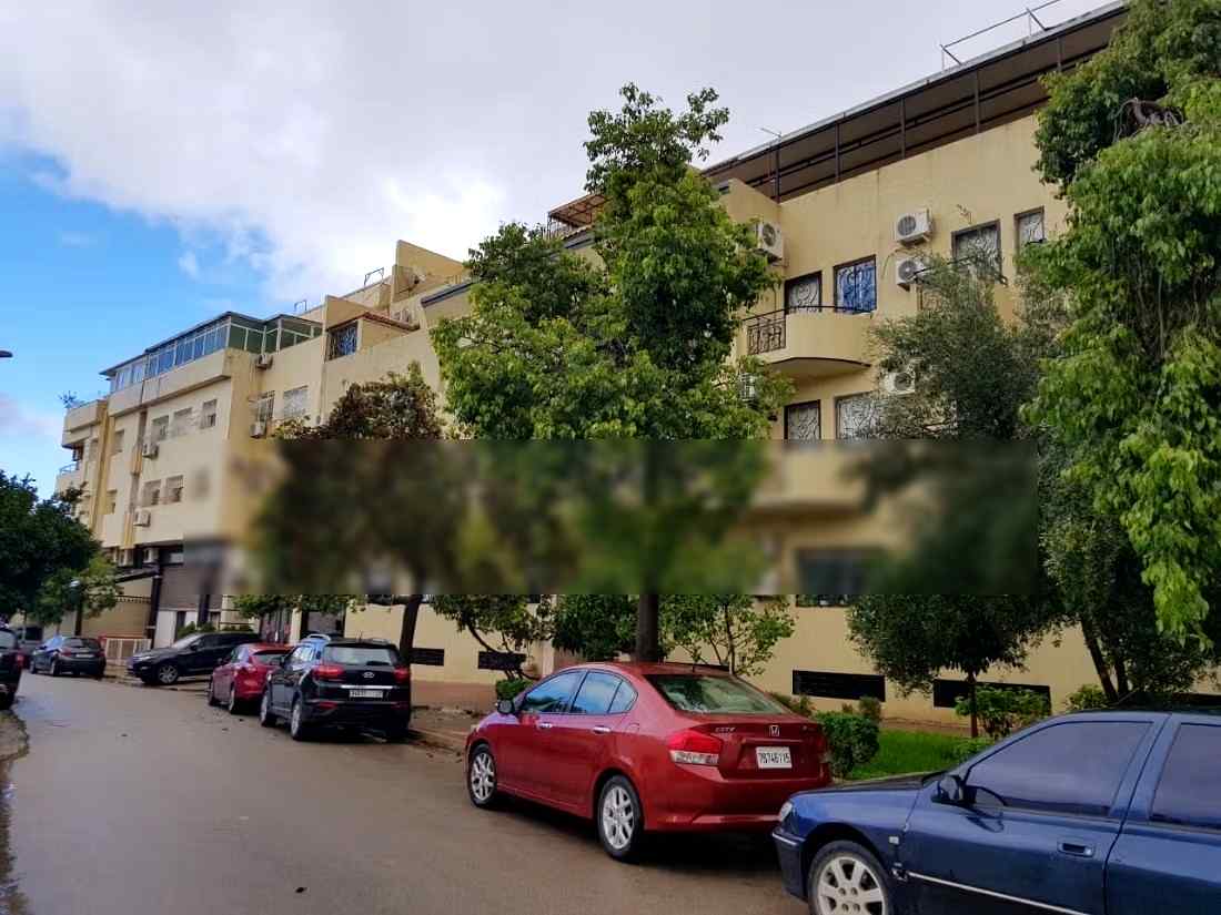 Location saisonnière en Centre. 3 grandes pièces. Terrasse et ascenseur