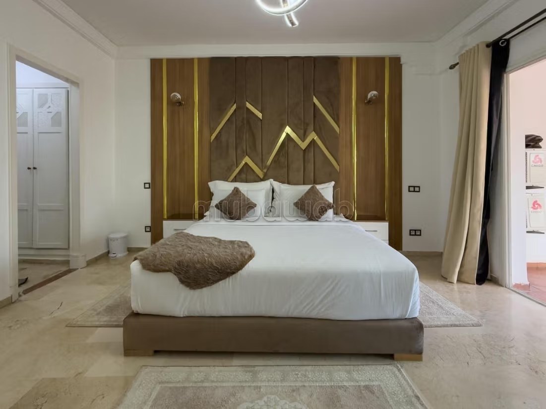 Location saisonnière à Secteur Touristique. 
Superficie 130 m². 
Ascenseur et places de parking - Photo 14