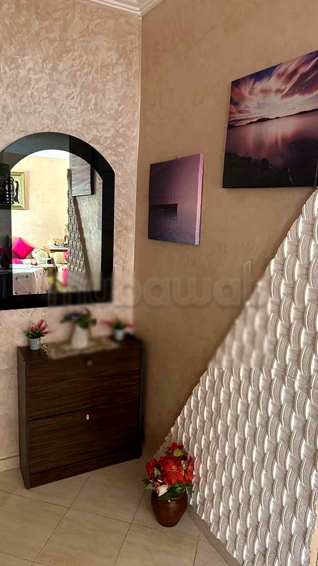 Location d'un appartement à Marjane. Surface de 56 m². Salon Marocain et antenne parabolique