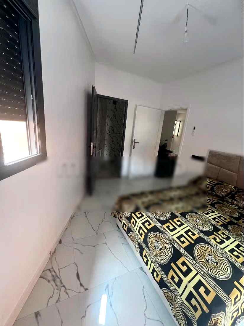 Appartements à louer à Beni Mellal. La superficie totale est de 90 m². Salon marocain et service de sécurité.