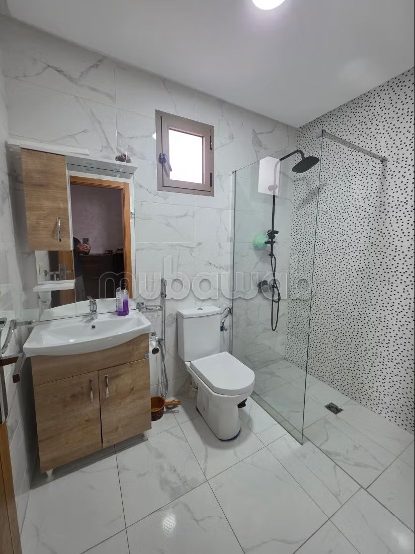 Location saisonnière à Martil. 
3 pièces confortables. 
Système de parabole et résidence sécurisée