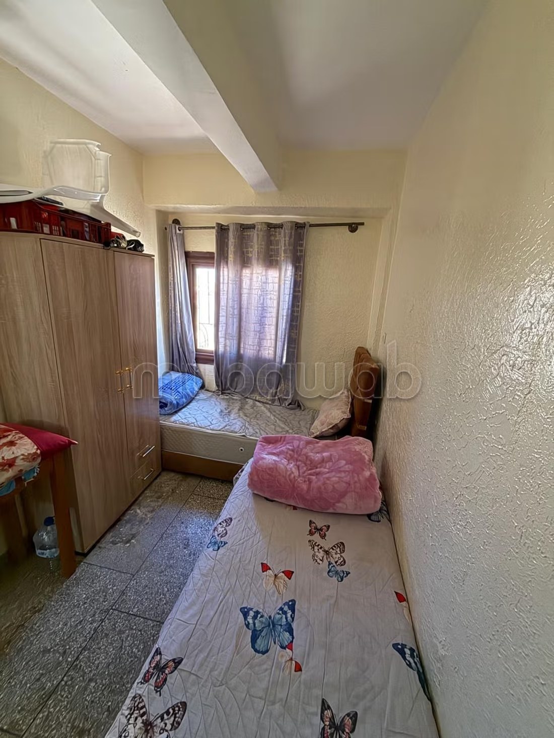 Appartements à louer à Hamria. 
Surface de 40 m². 
Système de parabole et salon marocain