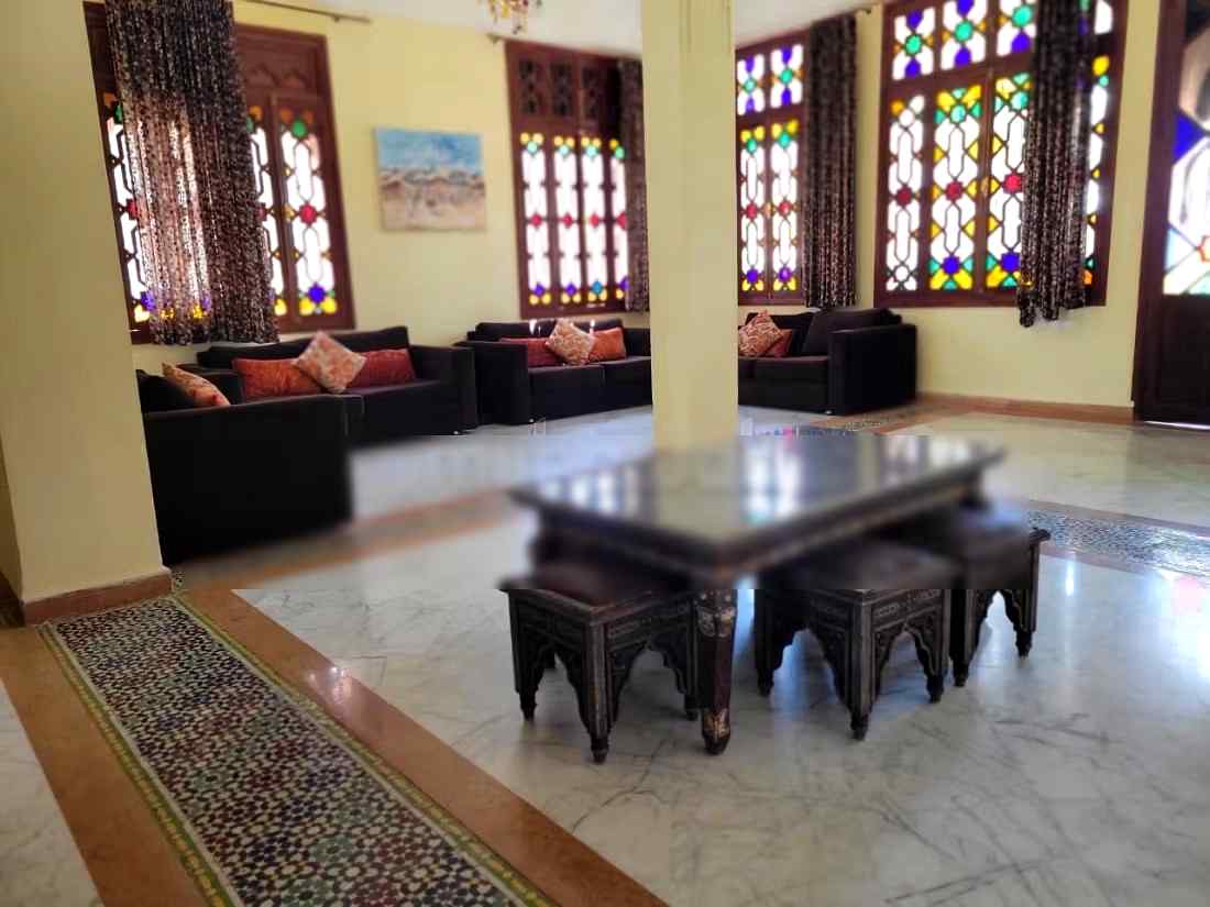 Maison de luxe à louer à Route de Fez. 5 grandes pièces. Cheminée et concierge - Photo 3