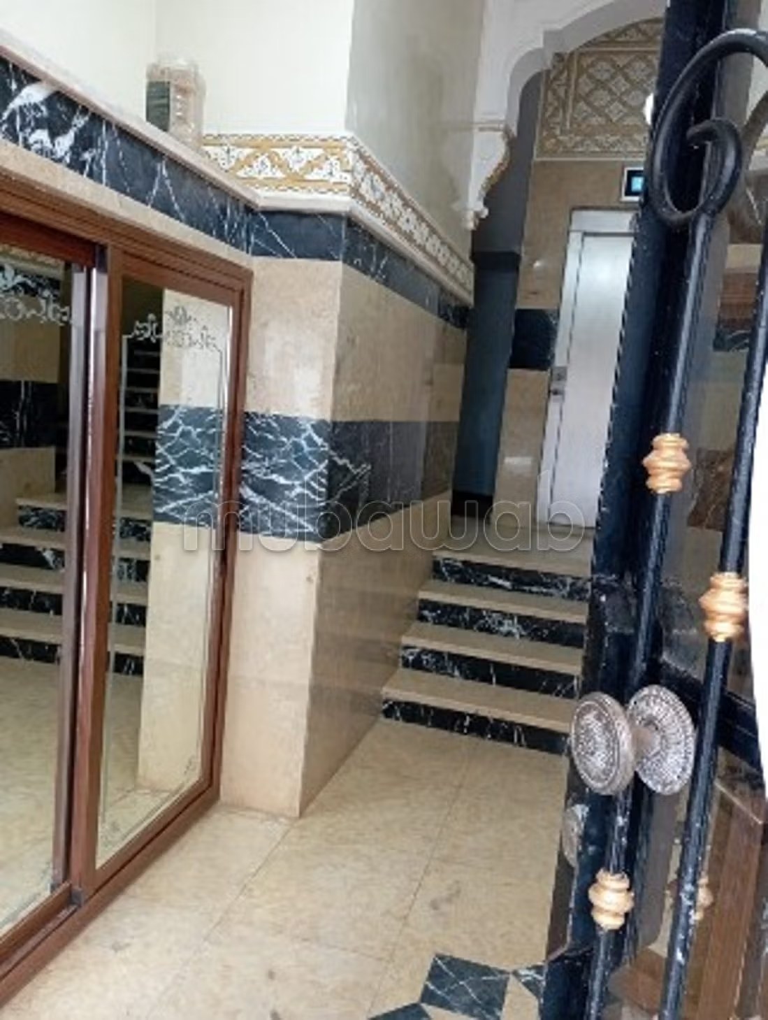 Location d'un appartement à M'Diq. 
Superficie 68 m². 
Salon traditionnel et système d'antenne parabolique