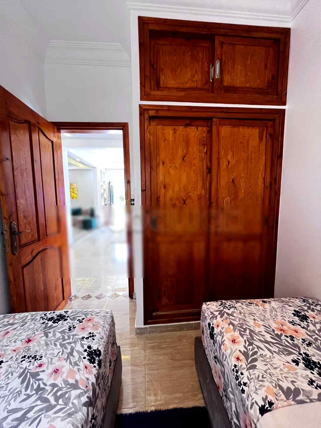 Location saisonnière villa de luxe à Ghazoua. 
Surface totale 800 m². 
Porte blindée et parabole
