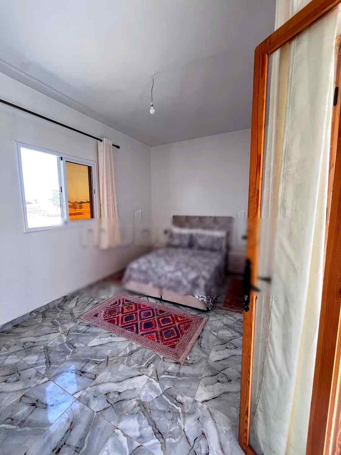 Location saisonnière villa de luxe à Ghazoua. 
Surface totale 800 m². 
Porte blindée et parabole