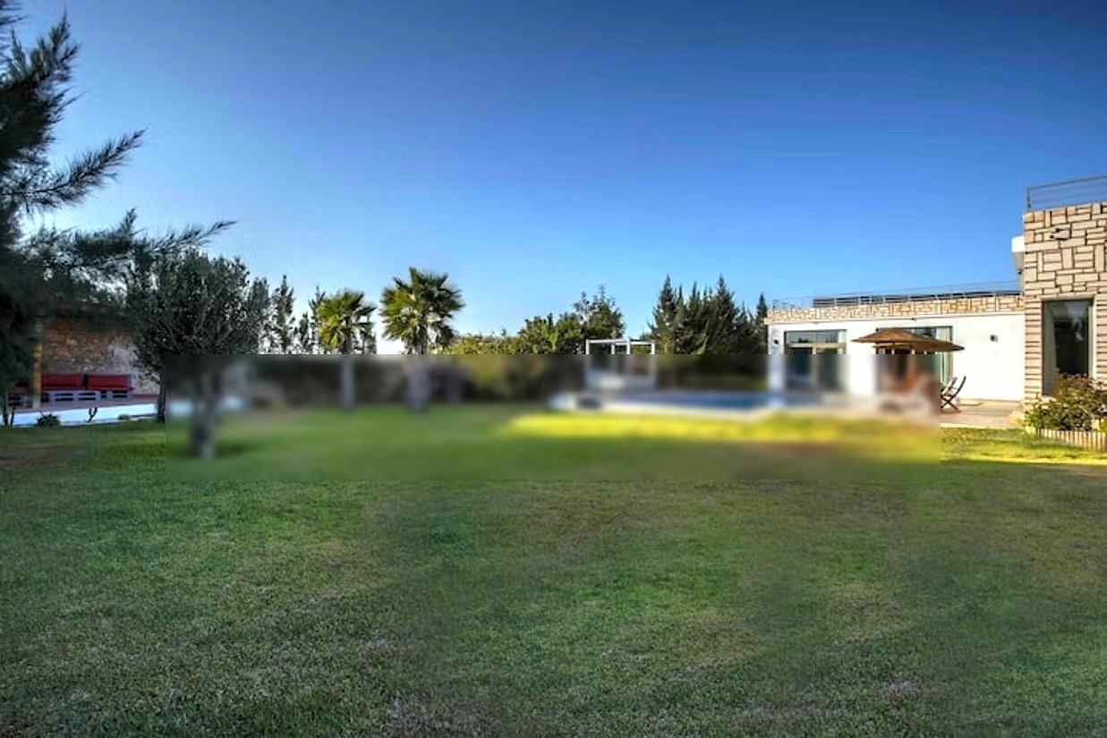Location villa de haut standing en Centre ville. 
3 chambres agréables. 
Nombre minimum de nuitées 2