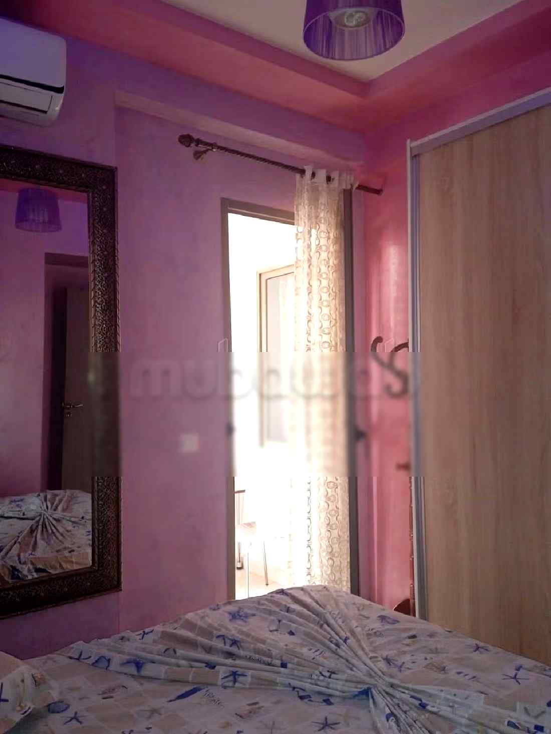 Appartement de vacances à louer à Hay Mabrouka. 3 pièces confortables. Cheminée et concierge