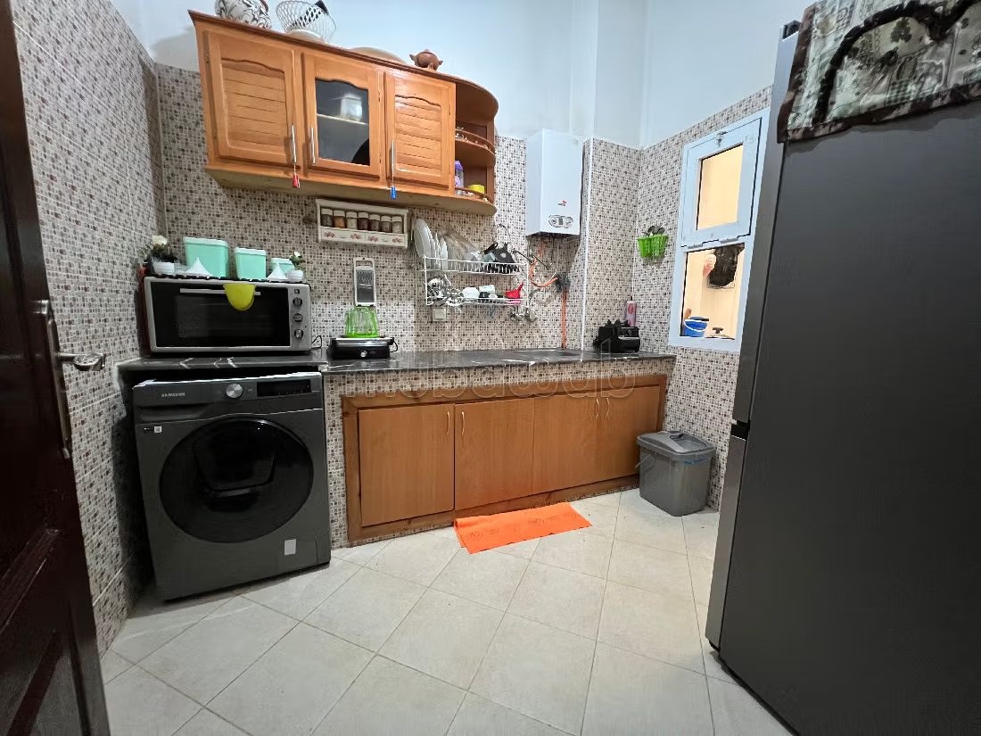Location d'un appartement à Tanja Balia. 2 chambres. Salon traditionnel et porte blindée