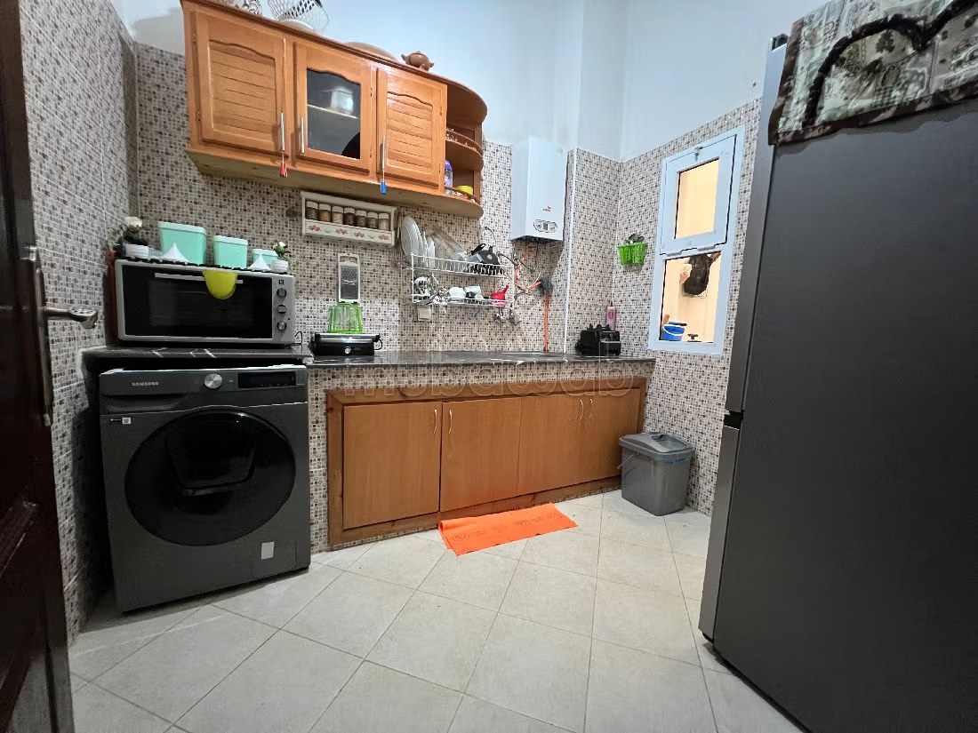 Location d'un appartement à Tanja Balia. 2 chambres. Salon traditionnel et porte blindée