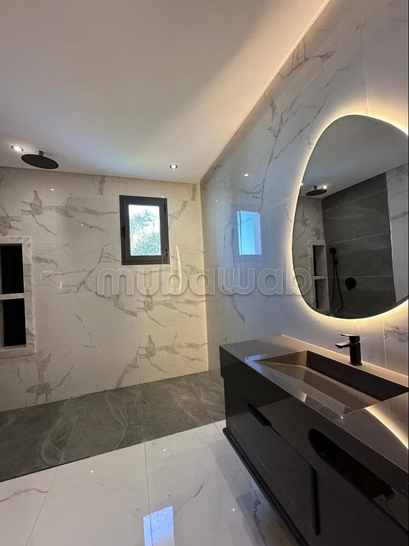 Location saisonnière villa haut standing à Rmilat. 4 pièces. Piscine et cheminée
