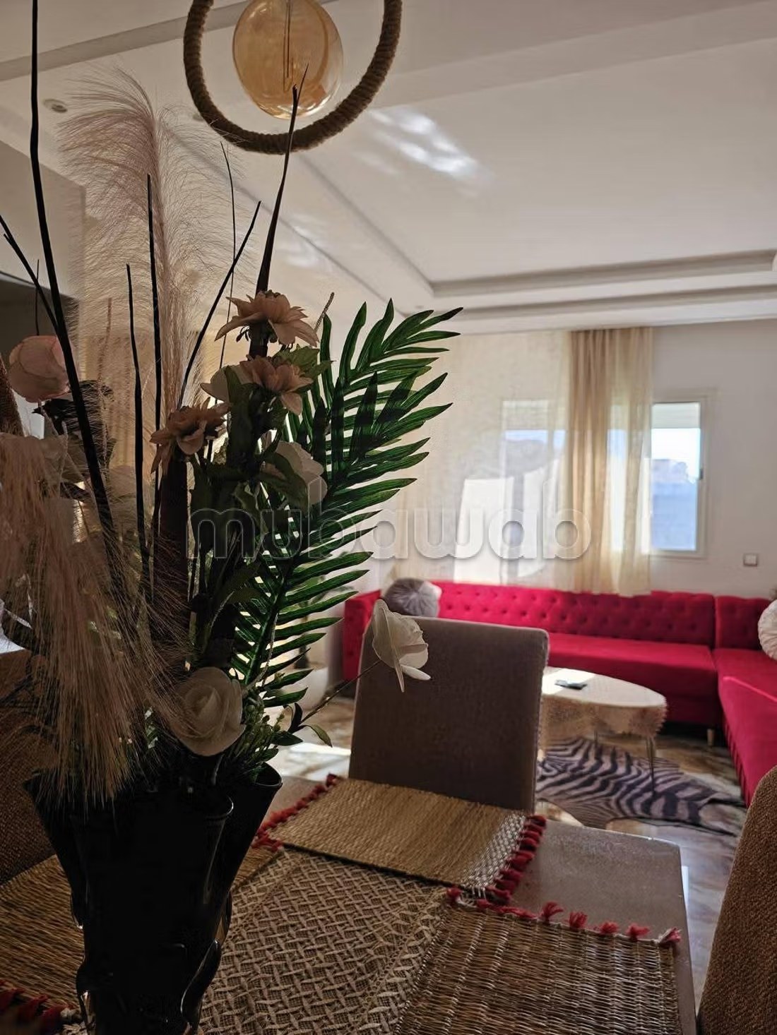 Location saisonnière à Bab Al Bahar. Superficie 72 m². Fenêtres double vitrage et chauffage central