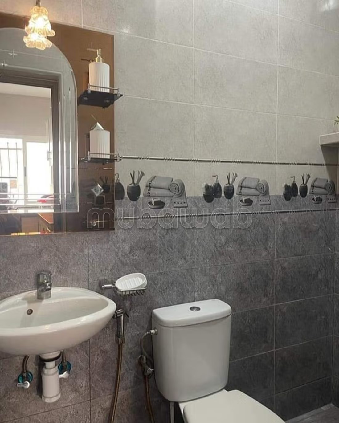 Appartements à louer à Bab Sbaa. 
2 grandes pièces. 
Porte blindée, sécurité