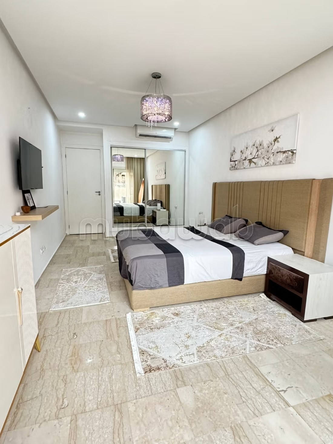 Location saisonnière à Hivernage. 
2 pièces confortables. 
Résidence sécurisée