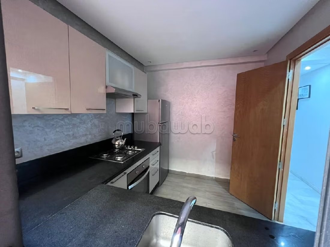 Appartement de vacances à louer à Guéliz. Surface totale 120 m². Places de stationnement et terrasse.