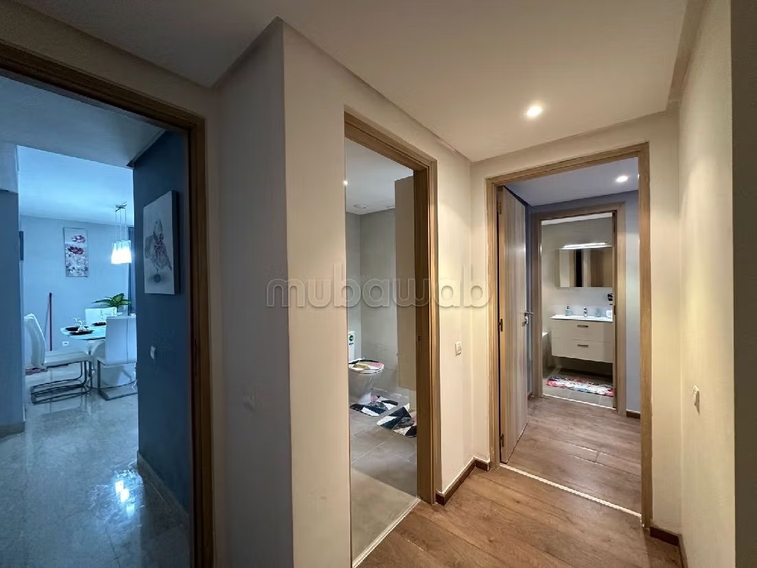 Location saisonnière à Founti. 2 belles chambres. Fenêtres double vitrage et chauffage central