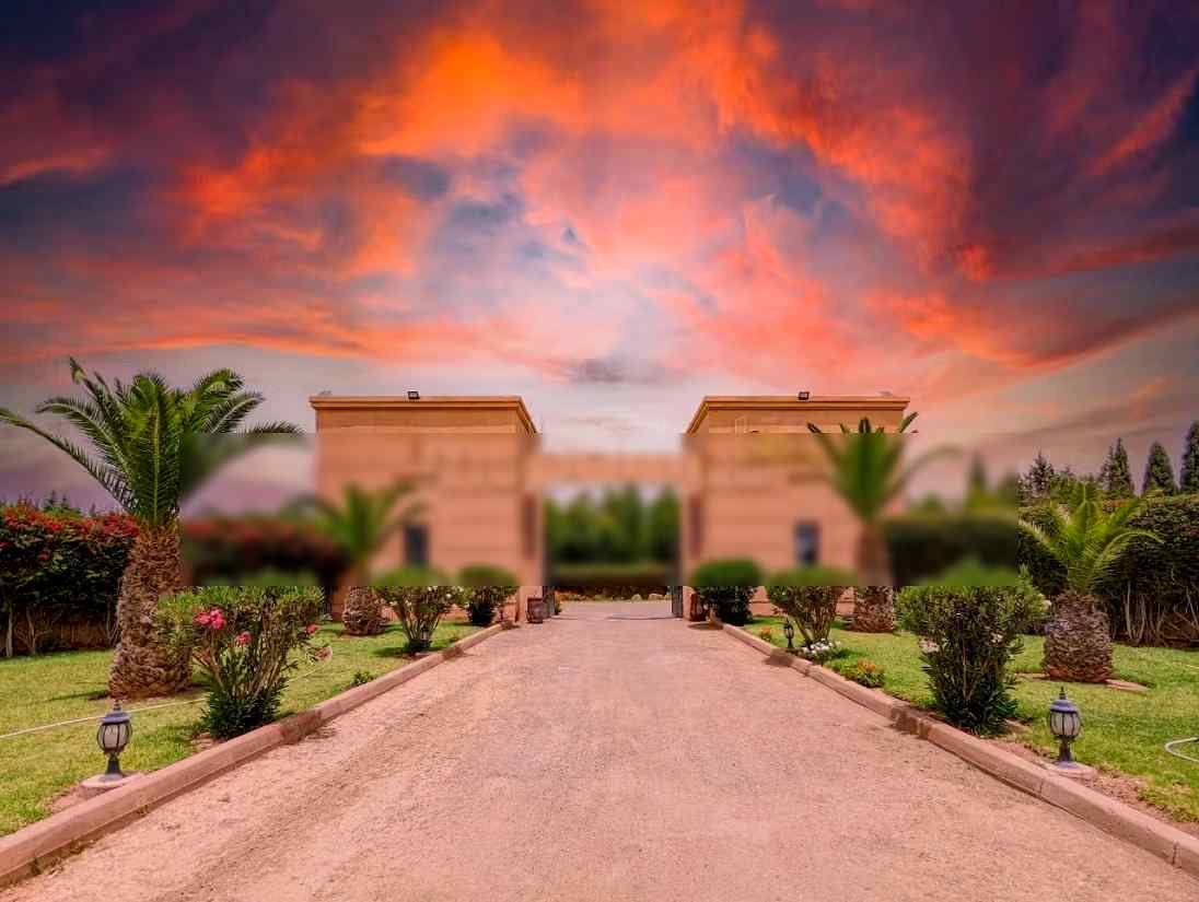 Villa de standing à louer pour vos vacances avec cuisinière à Sidi Abdallah Ghiat.
Belle piscine 20 m terrasse et jardin 10000 Dhs par jour