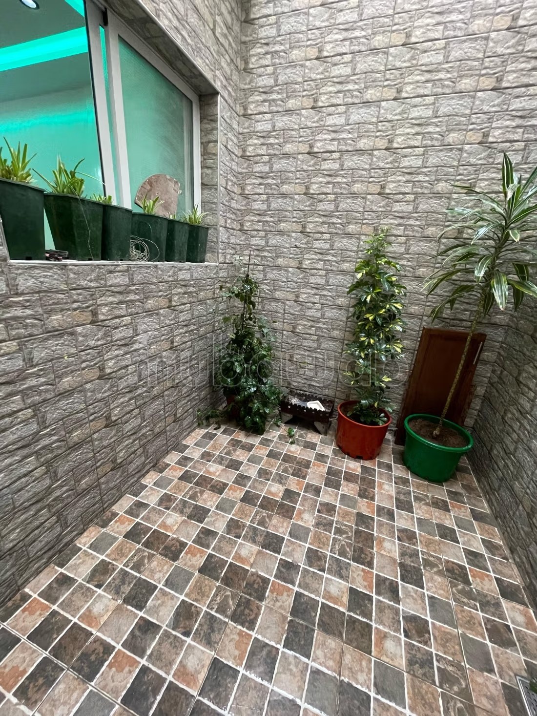 Location d'un appartement à Hay Mohammadi. Surface totale 80 m². Places de stationnement et jardin
