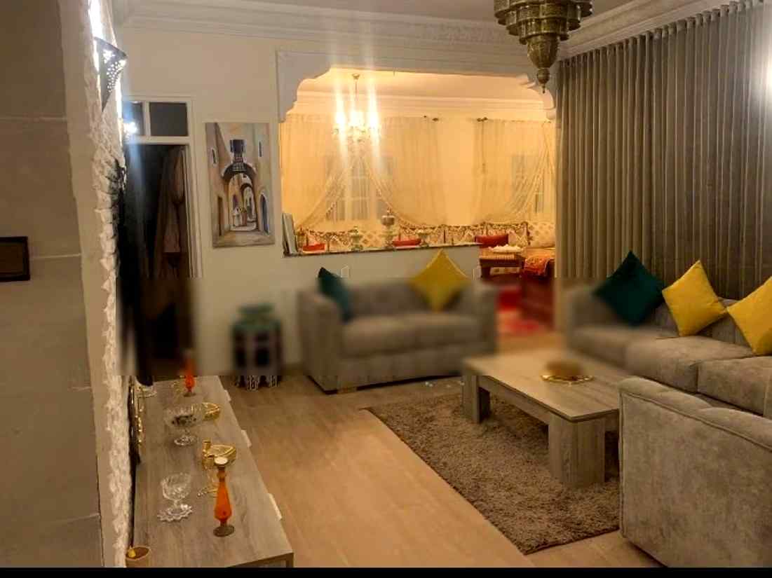 Appartements à louer dans la rue Mohammed 5. Surface totale de 90 m². Salle traditionnelle et système de satellite.