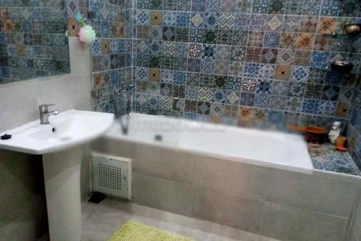 Appartements à louer dans la rue Mohammed 5. Surface totale de 90 m². Salle traditionnelle et système de satellite.