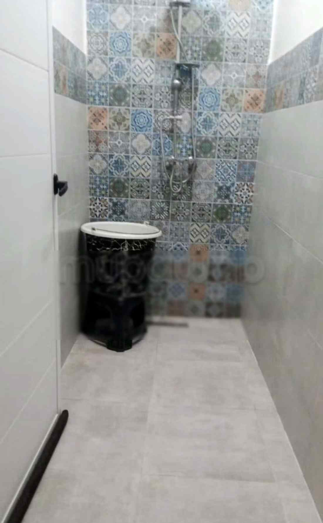 Appartements à louer dans la rue Mohammed 5. Surface totale de 90 m². Salle traditionnelle et système de satellite.