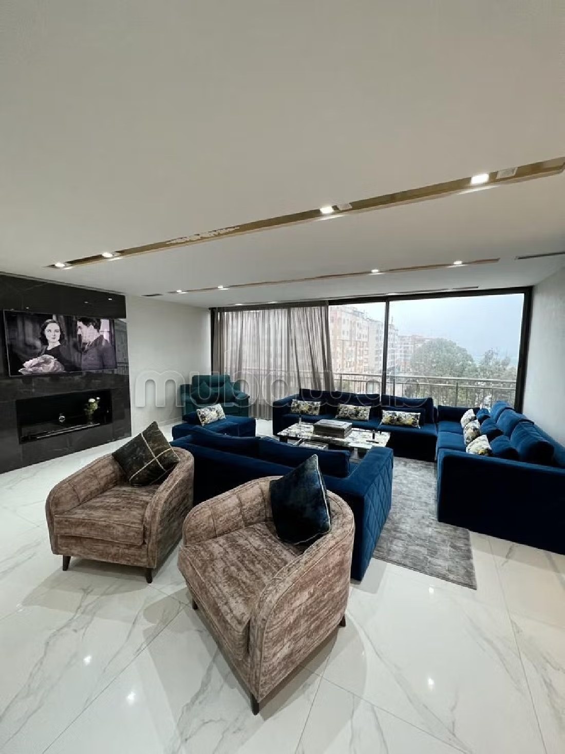 Appartements à louer à Tanger City Center. 2 grandes pièces. Vue sur les montagnes et porte blindée.
