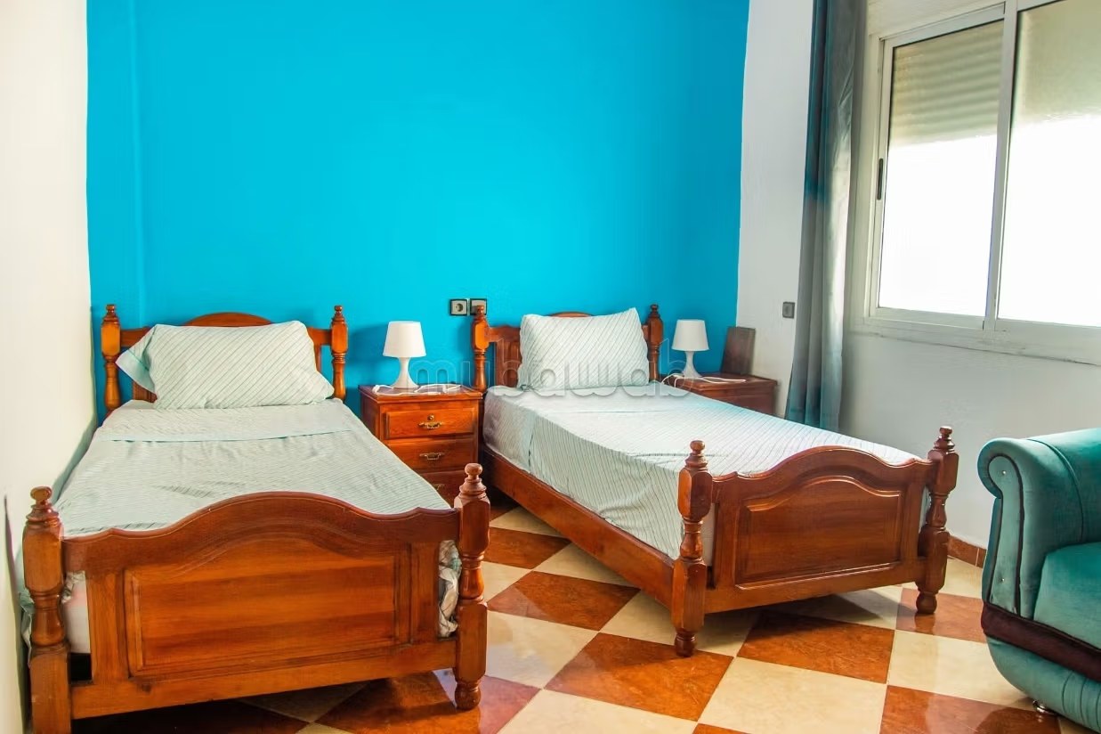 Appartements à louer à Chefchaouen. Surface totale de 100 m². Salon marocain traditionnel et porte solide