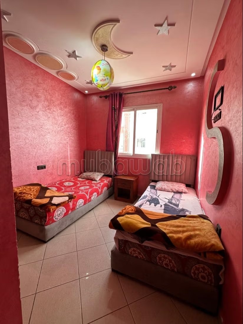 Location d'un appartement à Hay Salam. Surface de 60 m². Salon traditionnel et porte blindée