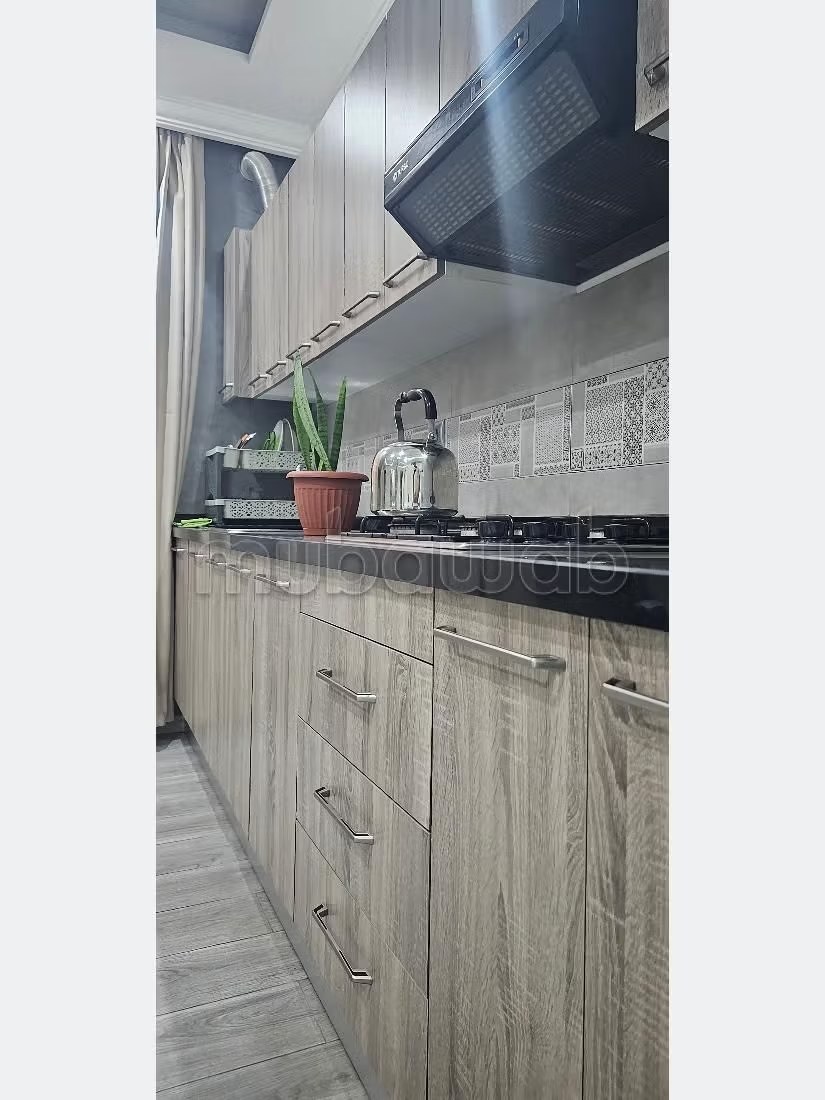 Location saisonnière à Borj. 1 Pièce. Fenêtres avec double vitrage et porte blindée