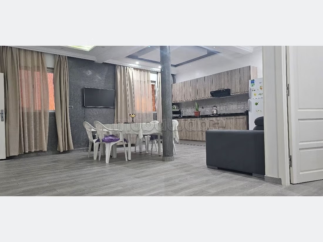 Location saisonnière à Borj. 1 Pièce. Fenêtres avec double vitrage et porte blindée - Photo 2