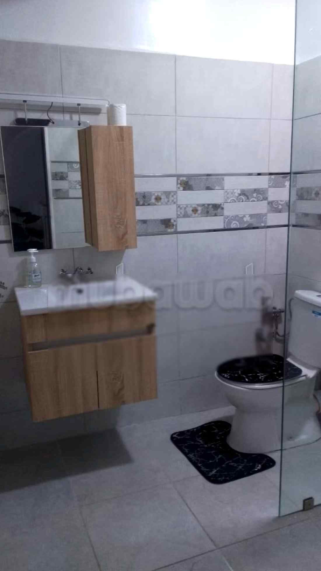 Location d'un appartement à Ain Mezouar. 2 chambres. Salon traditionnel, antenne parabolique générale.