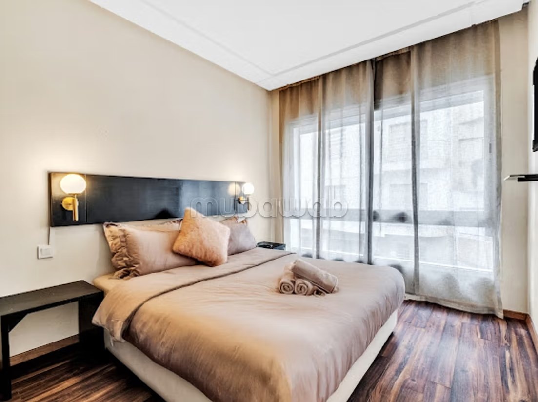 Location d'un appartement à Triangle d'Or. 2 pièces confortables. Environnement calme avec vue sur la mer et double vitrage