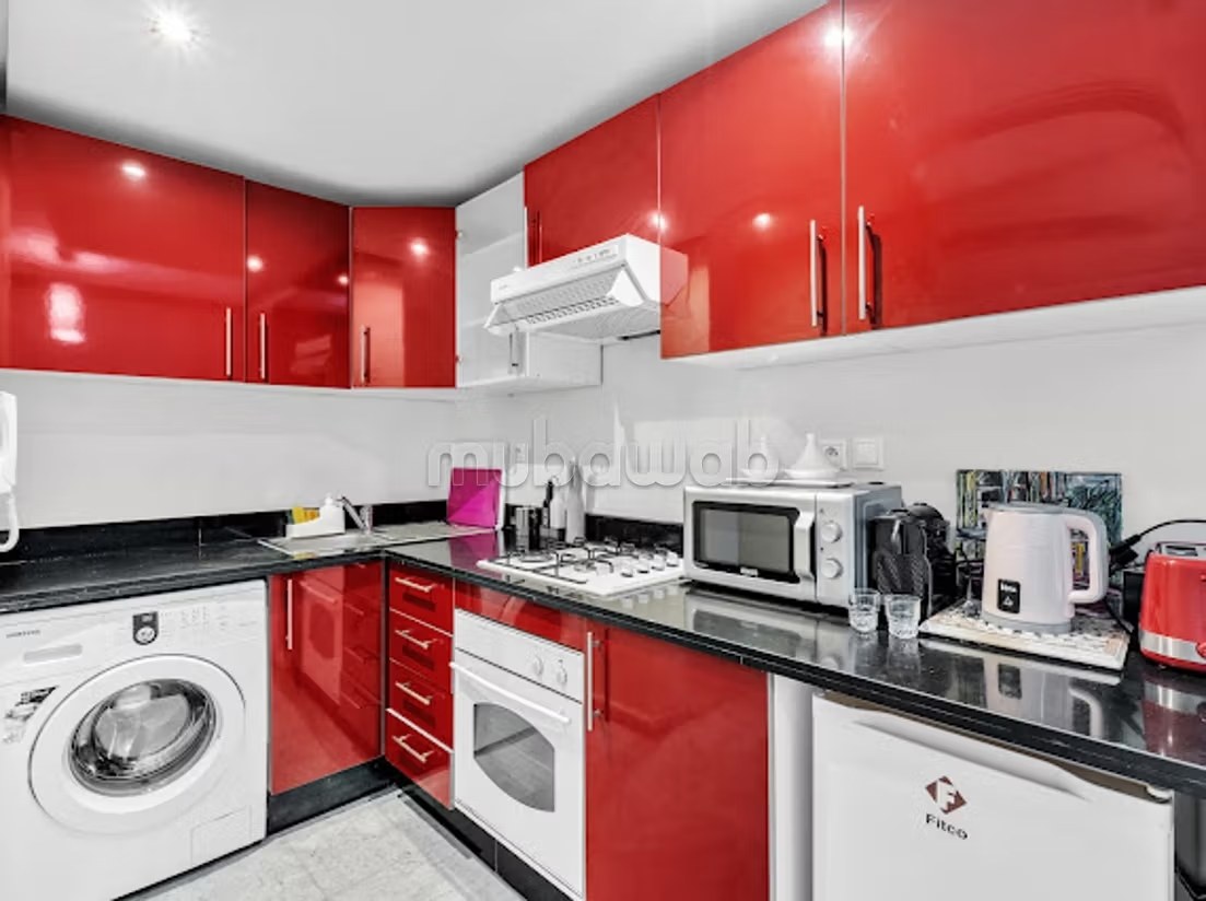 Location d'un appartement à Triangle d'Or. 2 pièces confortables. Environnement calme avec vue sur la mer et double vitrage
