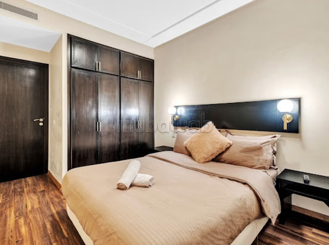 Location d'un appartement à Triangle d'Or. 2 pièces confortables. Environnement calme avec vue sur la mer et double vitrage