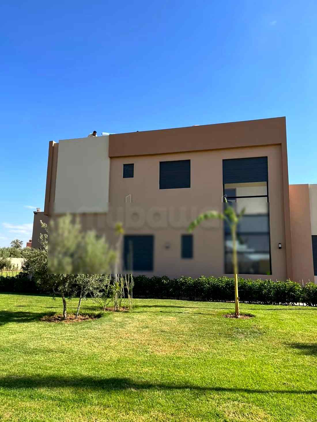 Location saisonnière villa haut standing à Riad Al Atlas. Superficie 500 m². Fenêtres avec double vitrage et porte blindée