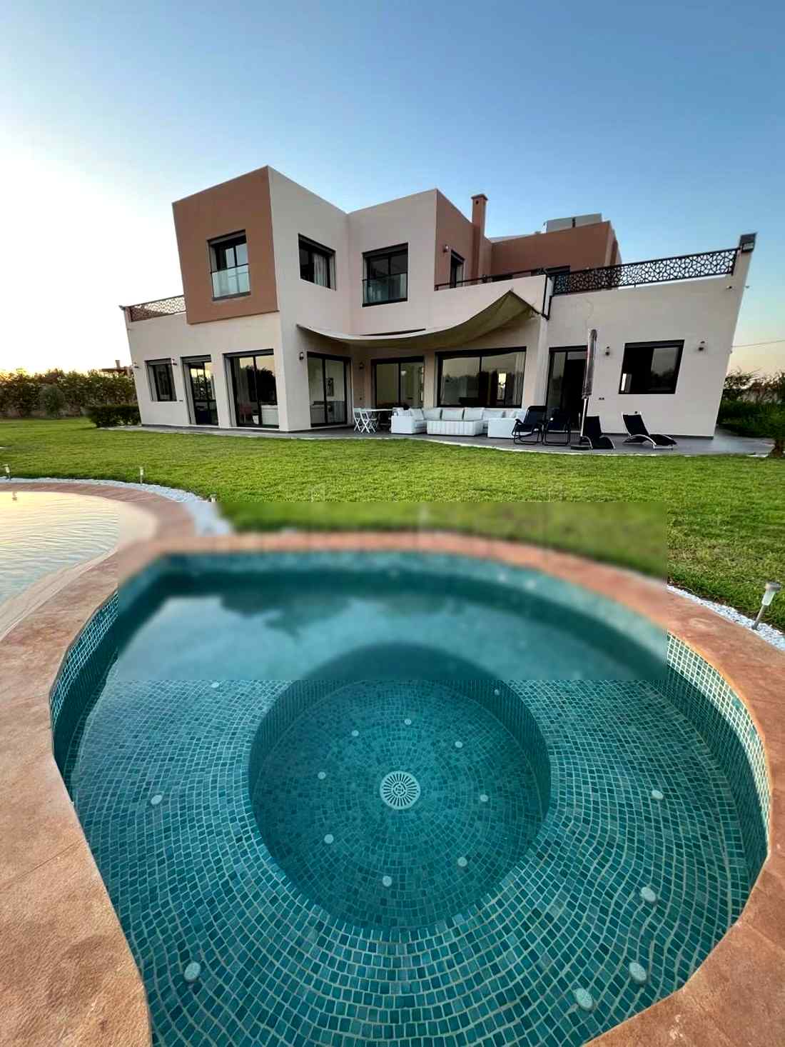 Location saisonnière villa haut standing à Riad Al Atlas. Superficie 500 m². Fenêtres avec double vitrage et porte blindée - Photo 22