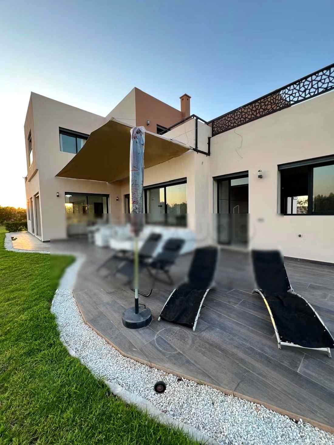 Location saisonnière villa haut standing à Riad Al Atlas. Superficie 500 m². Fenêtres avec double vitrage et porte blindée - Photo 4
