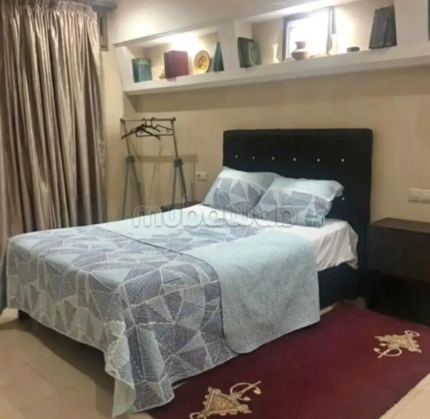 Location d'un appartement à Béni Mellal. 
Surface de 115 m². 
Salon traditionnel et système d'antenne parabolique