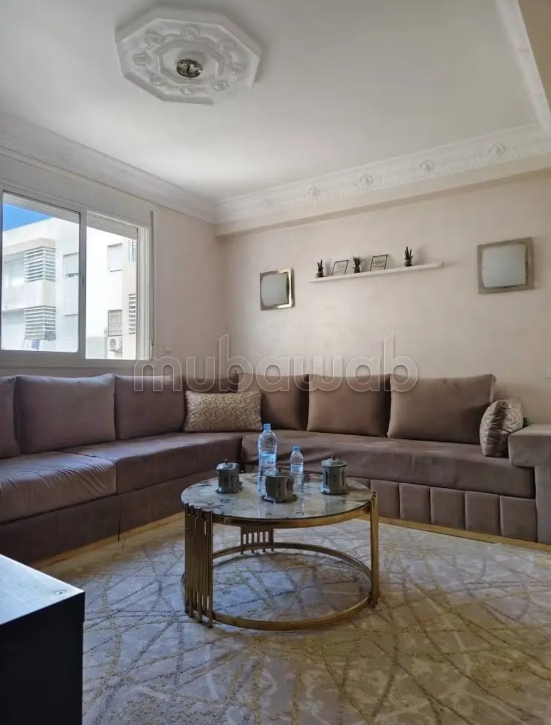 Location d'un appartement à Béni Mellal. 
Surface de 115 m². 
Salon traditionnel et système d'antenne parabolique
