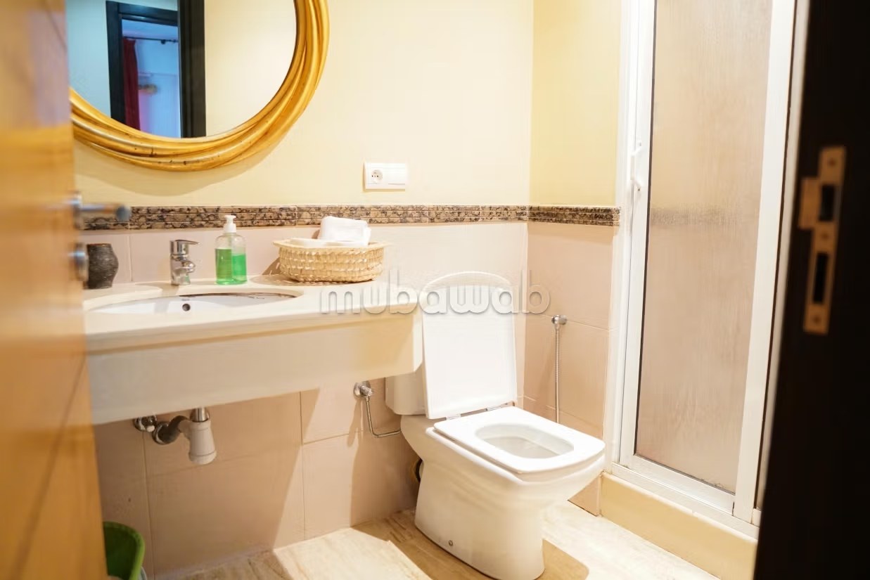 Location saisonnière à De La Plage. 2 belles chambres. Environnement calme avec vue sur la montagne, fenêtre double vitrage