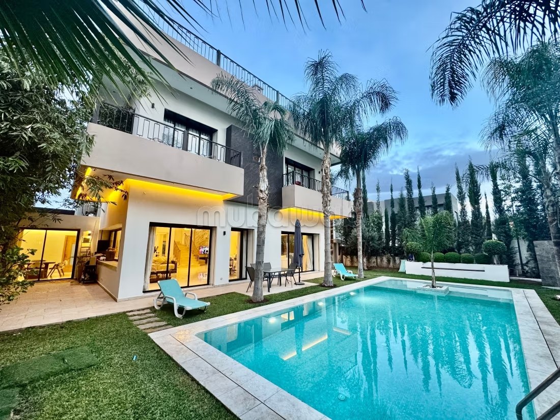 Belle villa à louer pour vos vacances à Route de Tahanaout, 8 grandes pièces dont 2 suites et 1 chambre. Parking et terrasse