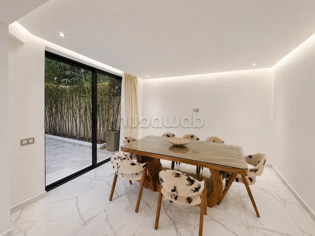 Belle villa à louer pour vos vacances à Route de Tahanaout, 8 grandes pièces dont 2 suites et 1 chambre. Parking et terrasse