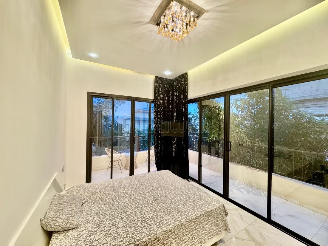 Belle villa à louer pour vos vacances à Route de Tahanaout, 8 grandes pièces dont 2 suites et 1 chambre. Parking et terrasse
