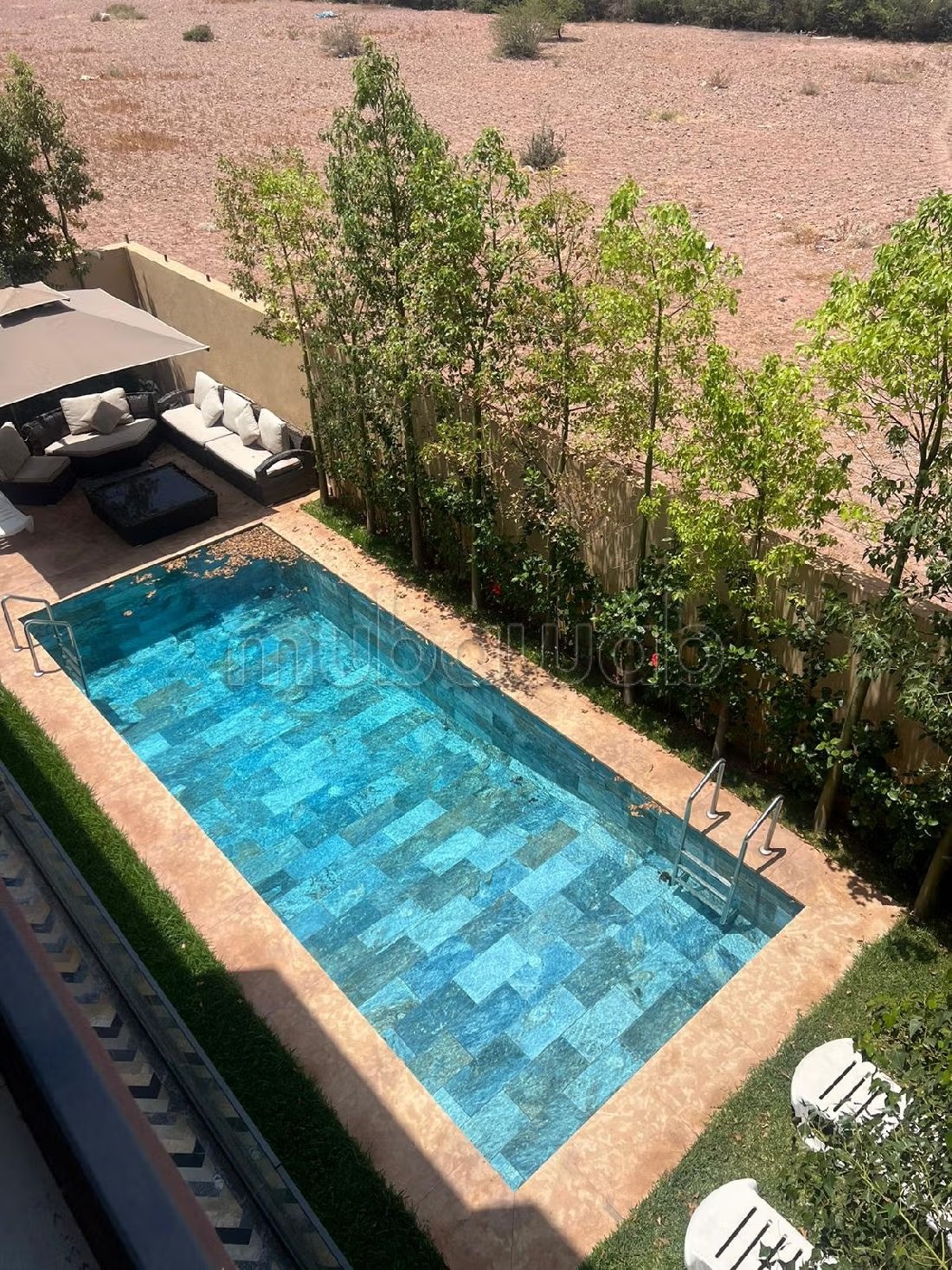 Location saisonnière villa haut standing à Route de Tahanaout. Superficie 410 m². Vue exceptionnelle sur la montagne, Fenêtres en double vitrage